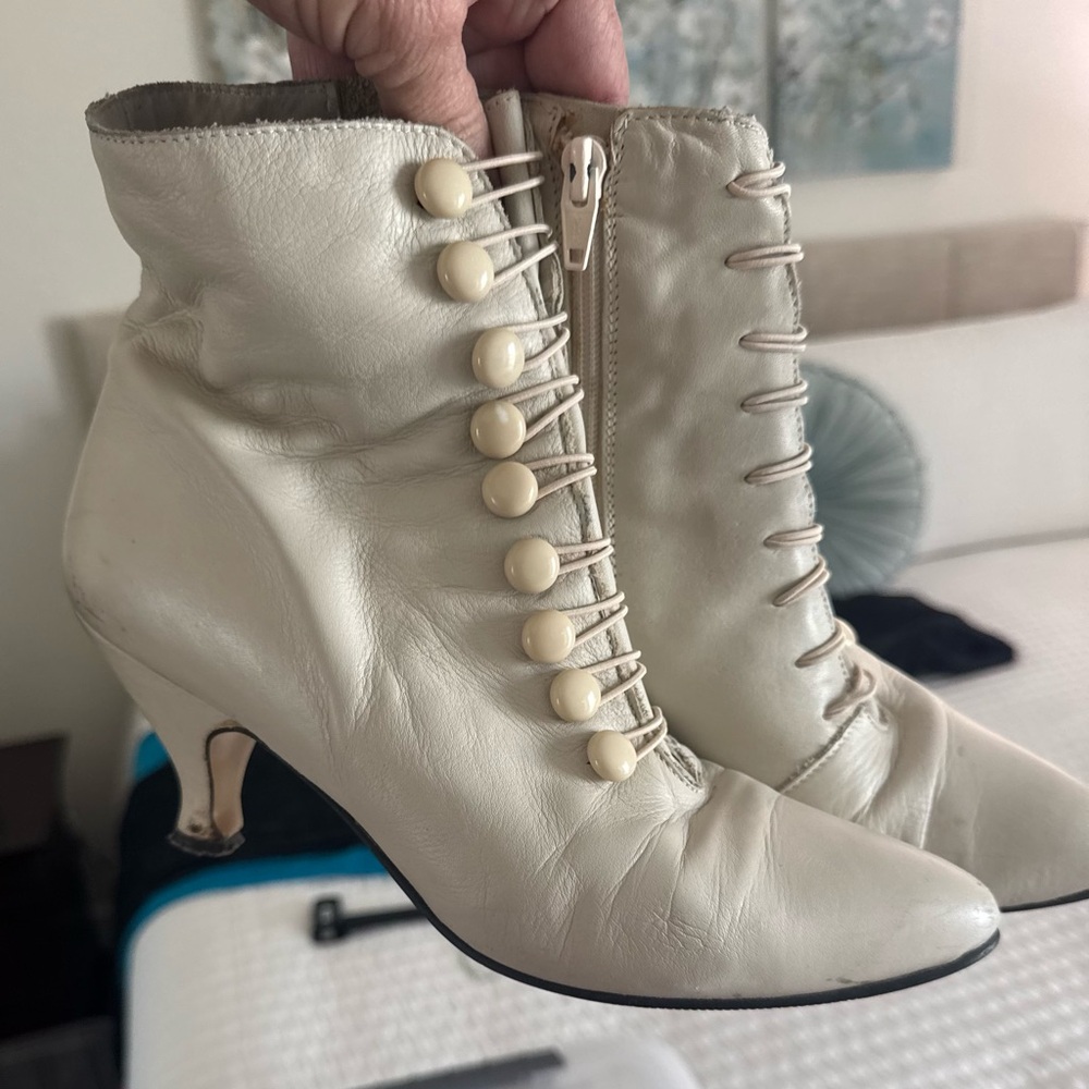 Vintage Poppies 70s Off-White Leather Ankle Boots
